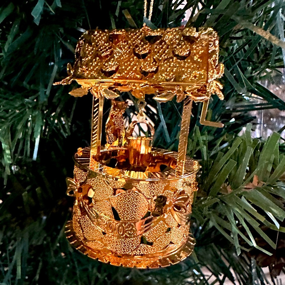 2003 Danbury Mint Gold Christmas Ornament “Christmas Wishing Well”